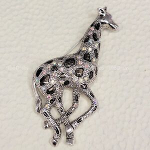 Silvertone Giraffe Brooch